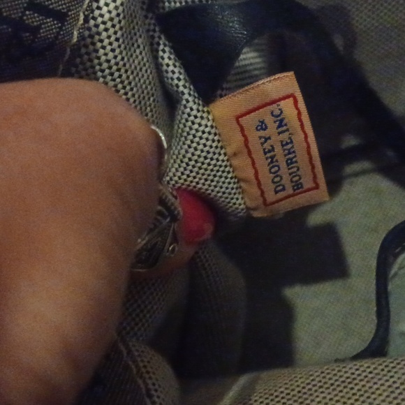 Classy Dooney & Bourke Signature Shoulder Bag - Picture 15 of 16